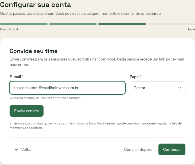 Formulário de convite preenchido com e-mail e papel selecionado como Gestor