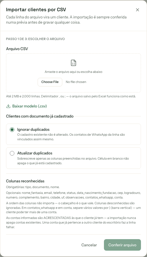 Modal de importação de clientes, passo 1 de 3, com a área para soltar o arquivo CSV e o modo de tratamento de duplicados